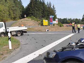 Totalschaden entstand an dem Pkw, der gestern Vormittag auf der B&nbsp;303 bei Burgpreppach auf das rechte Heck des Lkws fuhr, der ihm die Vorfahrt genommen hatte. Foto: Klemens Albert