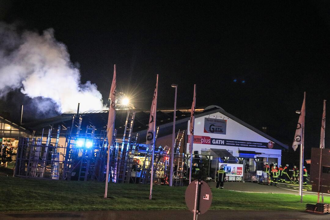 Brand in Elektrofachmarkt fordert Einsatzkräfte