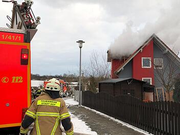 In Hof stand am Mittwoch der Dachstuhl eines Hauses in Flammen. Es entstand ein hoher Sachschaden von mindestens 50.000 Euro. Symbolfoto: Fricke/NEWS5