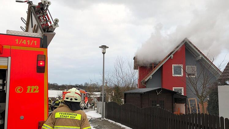 In Hof stand am Mittwoch der Dachstuhl eines Hauses in Flammen. Es entstand ein hoher Sachschaden von mindestens 50.000 Euro. Symbolfoto: Fricke/NEWS5