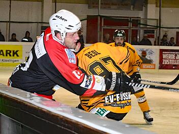 Seit Jahren haben die Eishockey-Spieler der Kissinger Wölfe (links: Eugen Nold) auf eine neue Bande gehofft. Diese ist inzwischen fast fertig montiert - bis der Besitzer die Eingangs-Schlösser austauschen ließ. Foto: Hopf