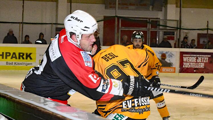 Seit Jahren haben die Eishockey-Spieler der Kissinger Wölfe (links: Eugen Nold) auf eine neue Bande gehofft. Diese ist inzwischen fast fertig montiert - bis der Besitzer die Eingangs-Schlösser austauschen ließ. Foto: Hopf