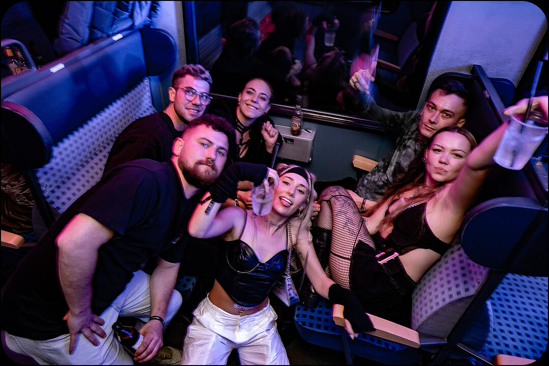 Hard Techno und Trance in drei verschiedenen Party-Waggons!
