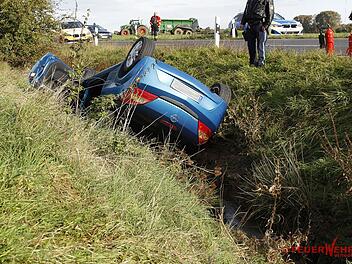 Kreis Schweinfurt: Auto landet im Wassergraben - Fahrer eingeklemmt