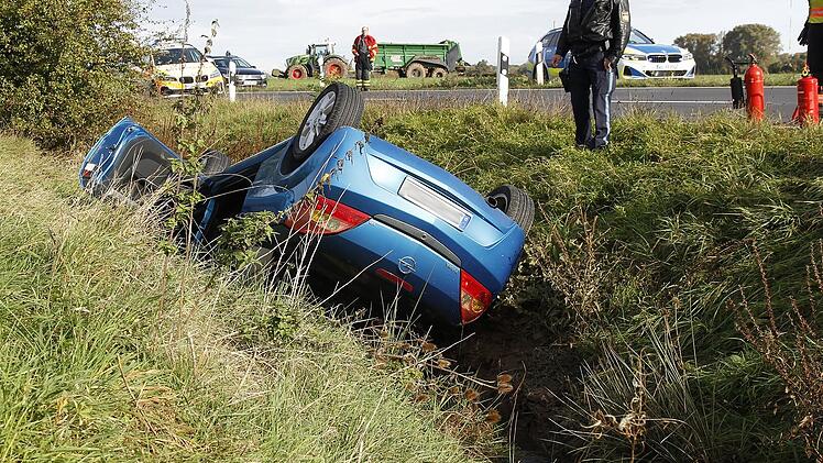 Kreis Schweinfurt: Auto landet im Wassergraben - Fahrer eingeklemmt