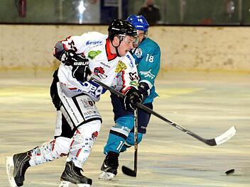Der Fokus stimmt: Patrick Grüner von den Kissinger Wölfen (links) hängt bei seiner Puck-Jagd Thomas Huber vom ERSC Ottobrunn ab. Foto: Hopf