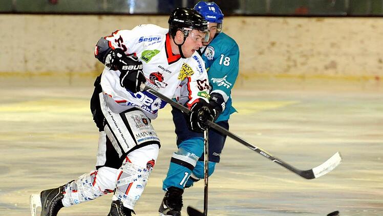 Der Fokus stimmt: Patrick Grüner von den Kissinger Wölfen (links) hängt bei seiner Puck-Jagd Thomas Huber vom ERSC Ottobrunn ab. Foto: Hopf