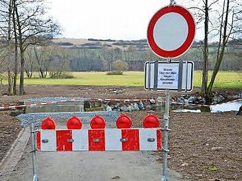 Es führt ein Weg nach nirgendwo ...: Keine Chance haben derzeit Fußgänger und Wanderer, die am Weißen Main den Wiesenweg nach Feuln benutzen wollen. Bürgermeister Werner Diersch versprach, bis zu Beginn der Wandersaison Abhilfe zu schaffen. Foto: Dieter Hübner