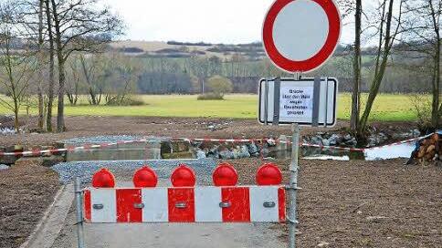 Es führt ein Weg nach nirgendwo ...: Keine Chance haben derzeit Fußgänger und Wanderer, die am Weißen Main den Wiesenweg nach Feuln benutzen wollen. Bürgermeister Werner Diersch versprach, bis zu Beginn der Wandersaison Abhilfe zu schaffen. Foto: Dieter Hübner