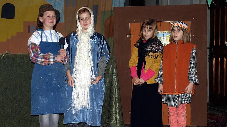 Josef (Marie Schneider, li), Maria (Sophia Blüchel) fragen nach einem Quartier im Gasthof "zum guten Engel". Der Wirt (Alin Wilhelm, re) und die Wirtin (Alina Beierwaltes) haben keinen Platz.