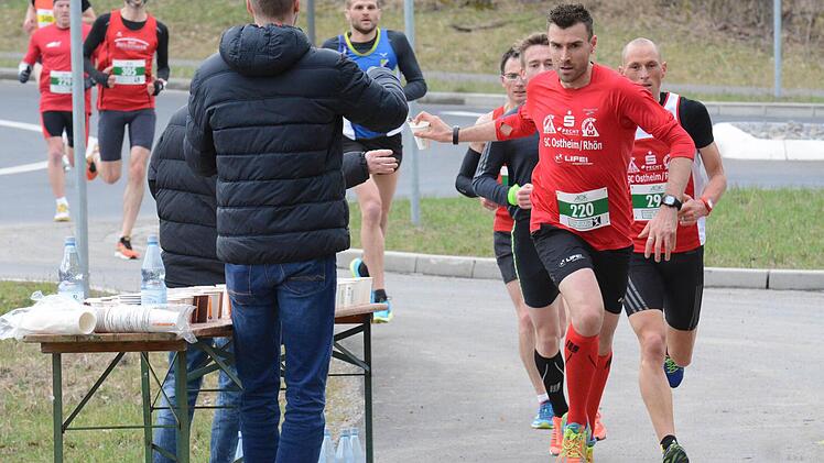 Unser Bild zeigt mit Wolfgang Müller (Nr. 220) den Unterfränkischen Halbmarathon-Sieger.