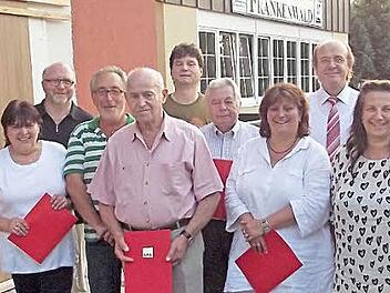 Die für ihre Treue geehrten und die neu gewählten Kräfte der Weißenbrunner SPD (von links): Brigitte Wolf, Silvia Dehmel, Bürgermeister Egon Herrmann, Vorsitzender Bernd Schneider, Georg Heinlein, stellvertretender Vorsitzender Heiko Füchsel, Josef Fiedler, Bärbel Füchsel, Kreisvorsitzender Ralf Pohl, Elisabeth Schneider, Hans-Jürgen Scheler und Edeltraud Karl Foto: Dieter Wolf