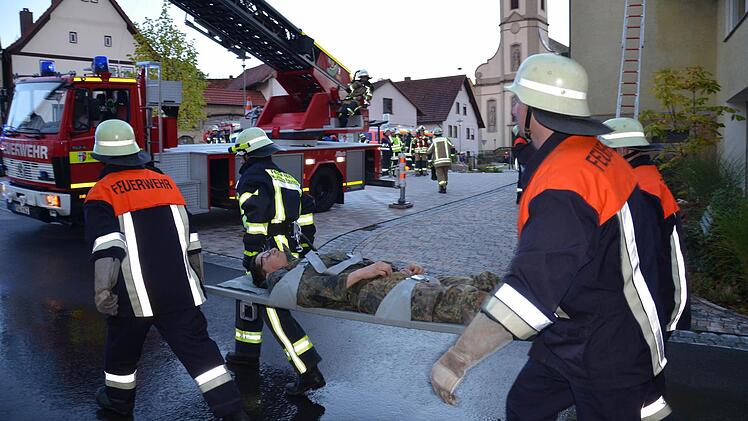 Verletzte mussten bei der Feuerwehrübung in Sicherheit gebracht werden. Fotos: Jana Keul