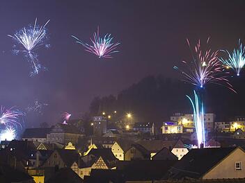 Mit einem dreiviertelstündigen Feuerwerk begrüßten die Kulmbacher das neue Jahr. Hier der Blick vom Schießgraben über die Altstadt zum Roten Turm. Foto: Jakob Weber