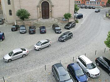 Intensiv wurden im Sommer der ruhende sowie der fließende Verkehr in Eltmann analysiert. Das daraus entstandene Verkehrskonzept wurde dem Stadtrat am Mittwoch erstmals vorgelegt. Unser Bild zeigt den Marktplatz von Eltmann.  Foto: Sabine Weinbeer