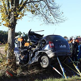 Auto prallt gegen Baum: 18-Jähriger stirbt bei Unfall in Mittelfranken