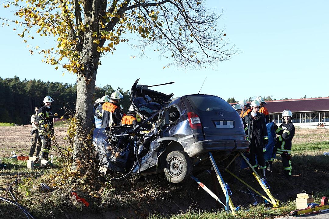 Auto prallt gegen Baum: 18-Jähriger stirbt bei Unfall in Mittelfranken
