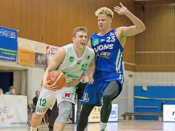 Nicolas Wolf (l.), der mit viel Energie spielte, zieht gegen den Karlsruher Maurice Pluskota erfolgreich zum Korb. Foto: Kilian Schmitt