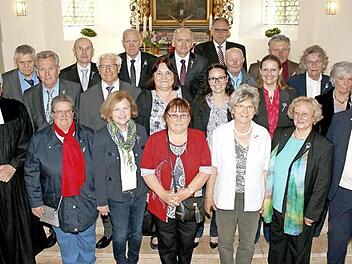 Die Jubelkonfirmanden in der evangelischen Gemeinde Gleisenau mit Pfarrer Volkmar Gregori (links)  Foto: rn