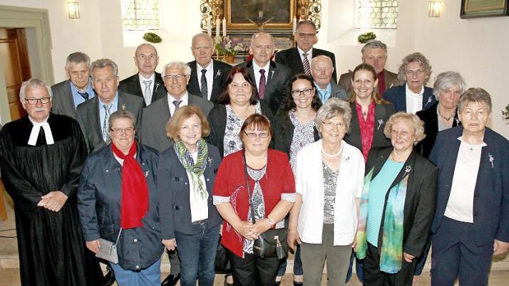 Die Jubelkonfirmanden in der evangelischen Gemeinde Gleisenau mit Pfarrer Volkmar Gregori (links)  Foto: rn
