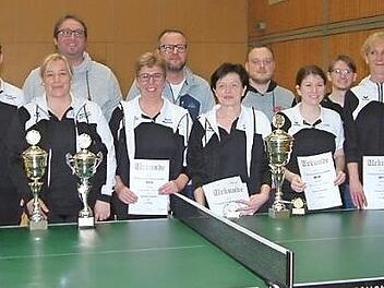 Tischtennis-Vereinsmeister beim TSV Steinberg wurden Markus Kittel und Christina Fröba (Erster und Dritte von links). Mit im Bild die Podestplatzinhaber im Einzel, Doppel und Mixed, TSV-Vorsitzender Christian Engelhardt (Fünfter von links) sowie TT-Abteilungsleiterin Caroline Rehm und Bürgermeisterin Susanne Grebner (von rechts).  Foto: Hans Franz