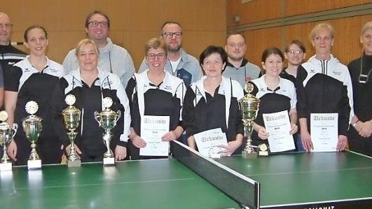 Tischtennis-Vereinsmeister beim TSV Steinberg wurden Markus Kittel und Christina Fröba (Erster und Dritte von links). Mit im Bild die Podestplatzinhaber im Einzel, Doppel und Mixed, TSV-Vorsitzender Christian Engelhardt (Fünfter von links) sowie TT-Abteilungsleiterin Caroline Rehm und Bürgermeisterin Susanne Grebner (von rechts).  Foto: Hans Franz