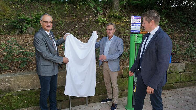 Enthüllung der Gedenktafel am neuen  "Bürgermeister-Wilhelm-Friedrich-Platz". Die Enthüllung nahmen der  ehemalige stellvertretende Bürgermeister Roland Limpert (von links),  Altbürgermeister Wilhelm Friedrich und Bürgermeister Matthias Hauke vor.