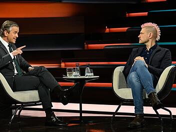 Digitalexperte Sascha Lobo verteidigte bei "Markus Lanz" die menschlichen Beziehungen zu Chatbots.