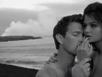 Eines der sinnlichsten Musikvideos aller Zeiten: Mit "Wicket Game" gelang Chris Isaak der gro&szlig;e Durchbruch, und einen entscheidenden Anteil daran hatte der Clip von Herb Ritts.