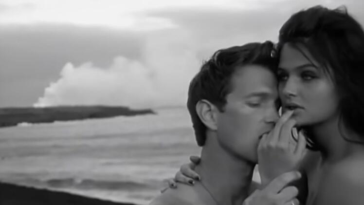 Eines der sinnlichsten Musikvideos aller Zeiten: Mit "Wicket Game" gelang Chris Isaak der gro&szlig;e Durchbruch, und einen entscheidenden Anteil daran hatte der Clip von Herb Ritts.
