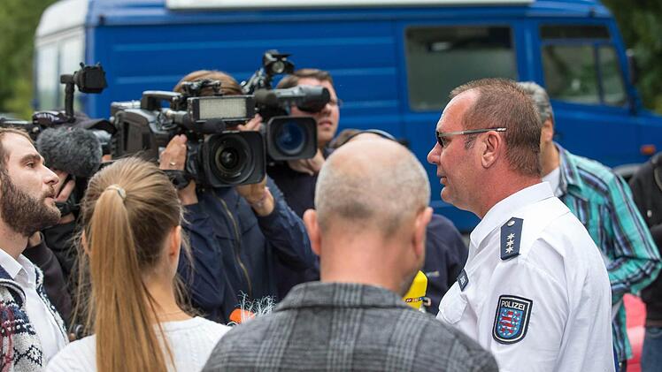 Polizeisprecher Fred Jäger (rechts) im Gespräch mit Journalisten.