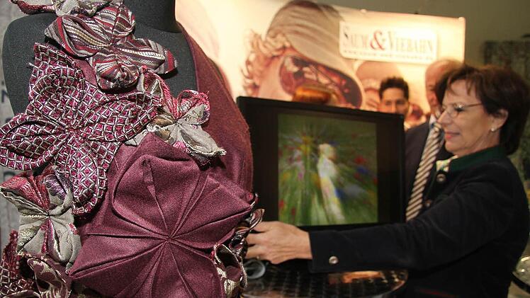 Beeindruckt von der Stoffpalette von Saum & Viebahn zeigte sich die Ministerin.