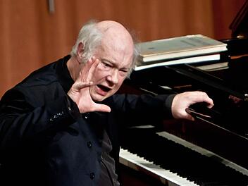 Ein Pianist als beschwörender Musikerklärer: Michael Leslie begeisterte das Publikum im Coburger Kongresshaus gleichermaßen mit seinem Musizieren wie mit seinen anschaulichen und lebendigen Erläuterungen.  Foto: Jochen Berger