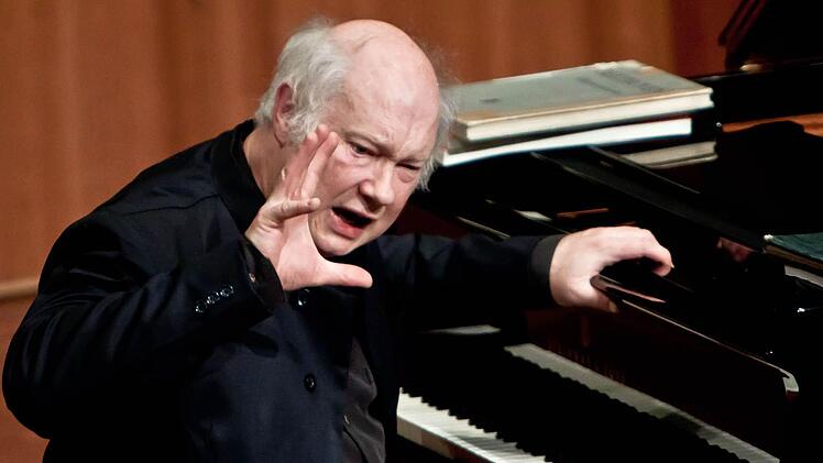 Ein Pianist als beschwörender Musikerklärer: Michael Leslie begeisterte das Publikum im Coburger Kongresshaus gleichermaßen mit seinem Musizieren wie mit seinen anschaulichen und lebendigen Erläuterungen.  Foto: Jochen Berger