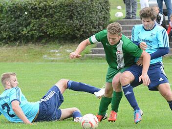 Schwerstarbeit: Christian Knüttel (Mitte) vom FSV Schönderling gegen Philipp Vierheilig (rechts) und Christoph Kohlhepp (beide FC Westheim). Foto: ssp