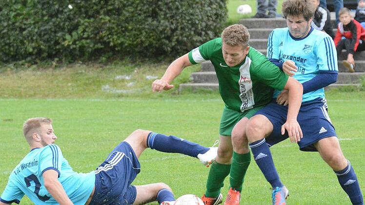 Schwerstarbeit: Christian Knüttel (Mitte) vom FSV Schönderling gegen Philipp Vierheilig (rechts) und Christoph Kohlhepp (beide FC Westheim). Foto: ssp