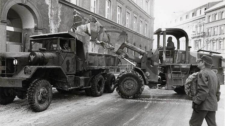 Die Amerikaner hefen beim Schneeräumen in der Innenstadt (1982) . Foto: Archiv