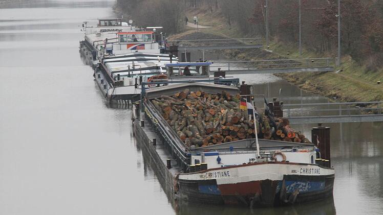 Stau am Kanal, die Schiffe mussten warten.