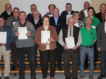 Groß ist die Anzahl unter den Mitgliedern, die für ihre langjährige Mitgliedschaft mit Gold geehrt wurden, Vorsitzender Werner Beck (2.v. r.) wurde als Vorsitzender wiedergewählt. Foto: Gerd Schaar