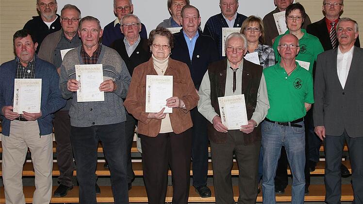 Groß ist die Anzahl unter den Mitgliedern, die für ihre langjährige Mitgliedschaft mit Gold geehrt wurden, Vorsitzender Werner Beck (2.v. r.) wurde als Vorsitzender wiedergewählt. Foto: Gerd Schaar