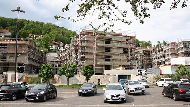 Zwischen den drei Gebäudeteilen bleibt der Blick auf den Hang. Foto: Ralf Ruppert