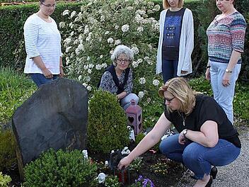 Sie sind mittlerweile Freundinnen geworden, die vier Mütter aus der Selbsthilfegruppe "Sternenkinder": (von links) Melanie Will, Michaela Wittmann von der Schwangerenberatung der Diakonie in Kronach, Anita Tischer, Margit Altmann und Esther Will. Foto: Veronika Schadeck