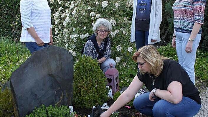Sie sind mittlerweile Freundinnen geworden, die vier Mütter aus der Selbsthilfegruppe "Sternenkinder": (von links) Melanie Will, Michaela Wittmann von der Schwangerenberatung der Diakonie in Kronach, Anita Tischer, Margit Altmann und Esther Will. Foto: Veronika Schadeck
