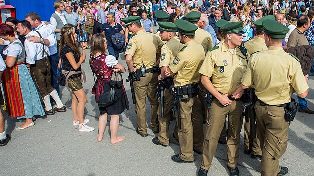 Polizisten sichern auf dem M&uuml;nchner Oktoberfest eine Kreuzung.  Foto: M&uuml;ller/dpa-Archiv
