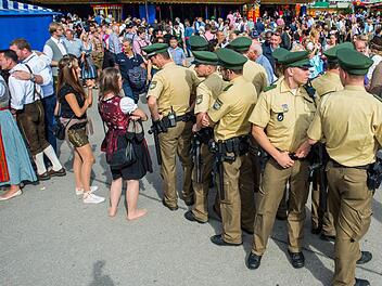 Polizisten sichern auf dem M&uuml;nchner Oktoberfest eine Kreuzung.  Foto: M&uuml;ller/dpa-Archiv