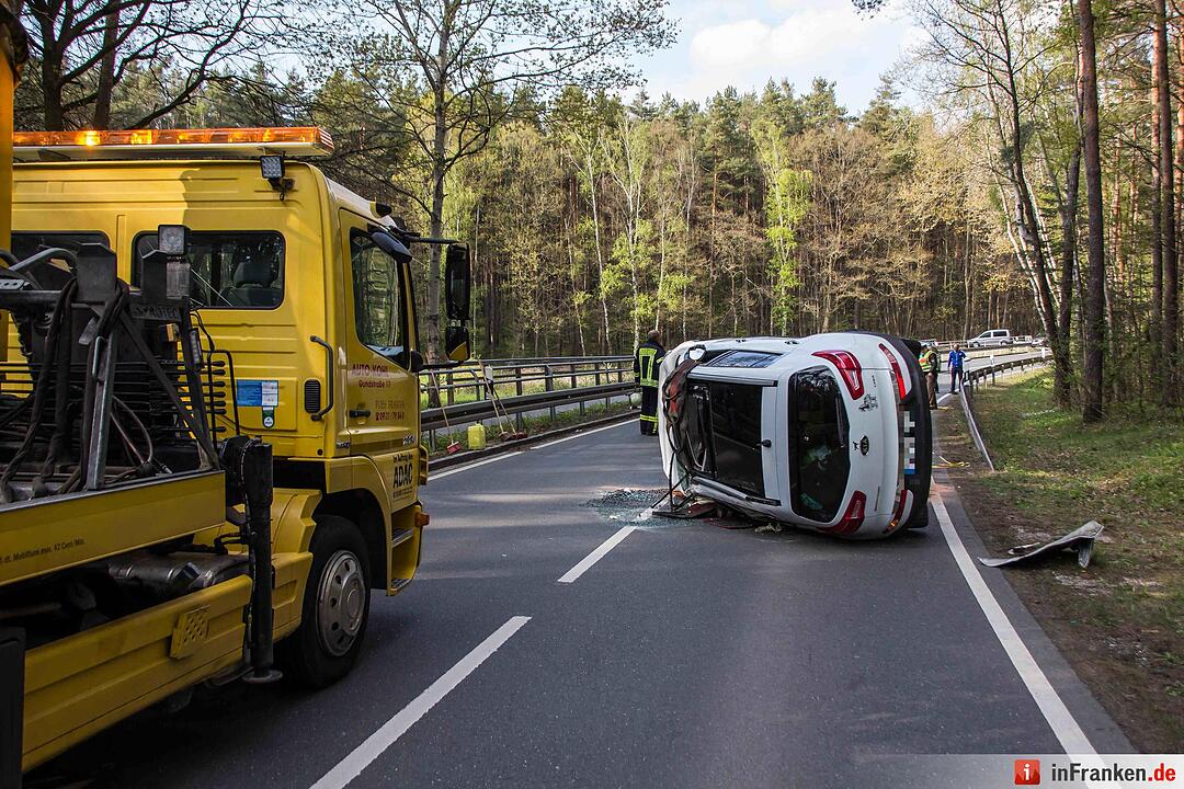 Unfall: Auto gerät bei Beutelsdorf auf Gegenfahrbahn und streift einen Traktor