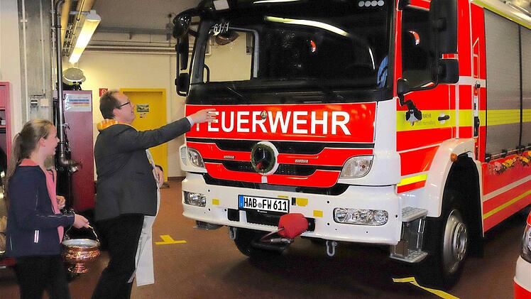 Pfarrer Thomas Eschenbacher verteilte das Weihwasser anschließend per Hand. Foto: Gerd Schaar