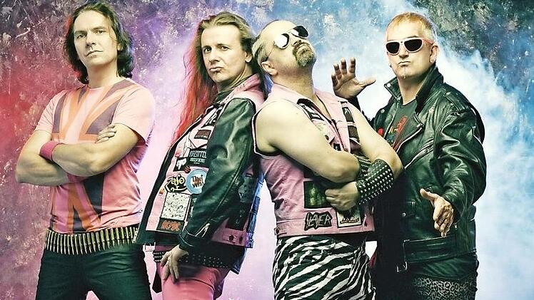 Sehen alles rosa: J.B.O. kommen am Mittwoch der Festivalwoche zusammen mit Dr. Woo' sRock'n' Roll Circus in den Schlosshof zu Eyrichshof. Foto: pr