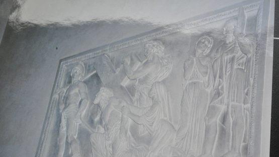 Das 1908 geschaffene Relief "Die Kreuztragung Christi" in der Stadtkirche St. Georg in             Neustadt bei coburg Foto: Dieter Seyfarth