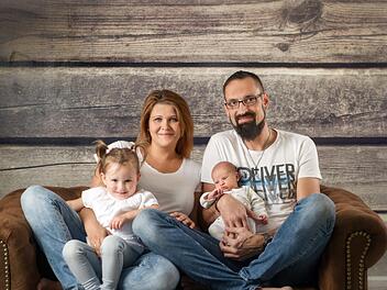 Nach einer ungeplanten Hausgeburt eine glückliche, vierköpfige Familie (von links): Tochter Clara, Mutter Ricarda, Vater Peter und der kleine Jonah Franke, der direkt in Schondra das Licht der Welt erblickte. Foto Fay, Burkardroth